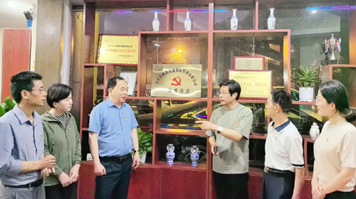 興民社區(qū)黨委深入合肥花樂雅餐飲管理有限公司黨支部指導黨建工作